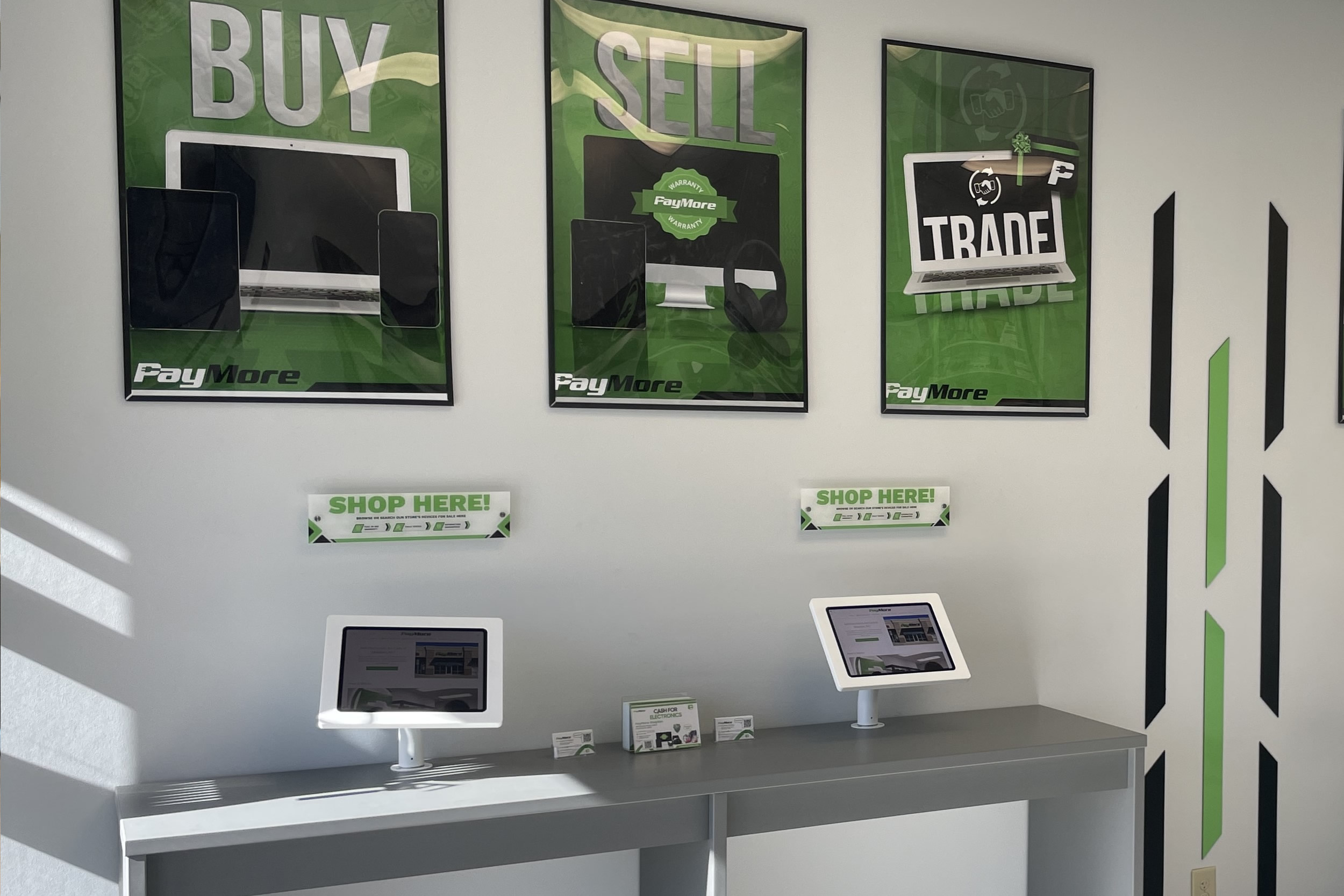 tech store kiosks with iPads on the table